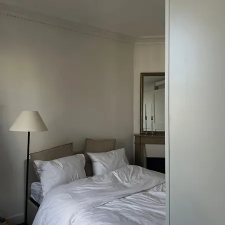 Bel Haussmanien Apartment